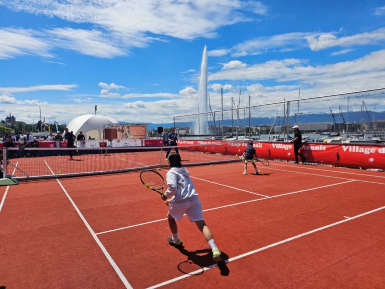 Des dédicaces, des échanges et des selfies au Village du Tennis