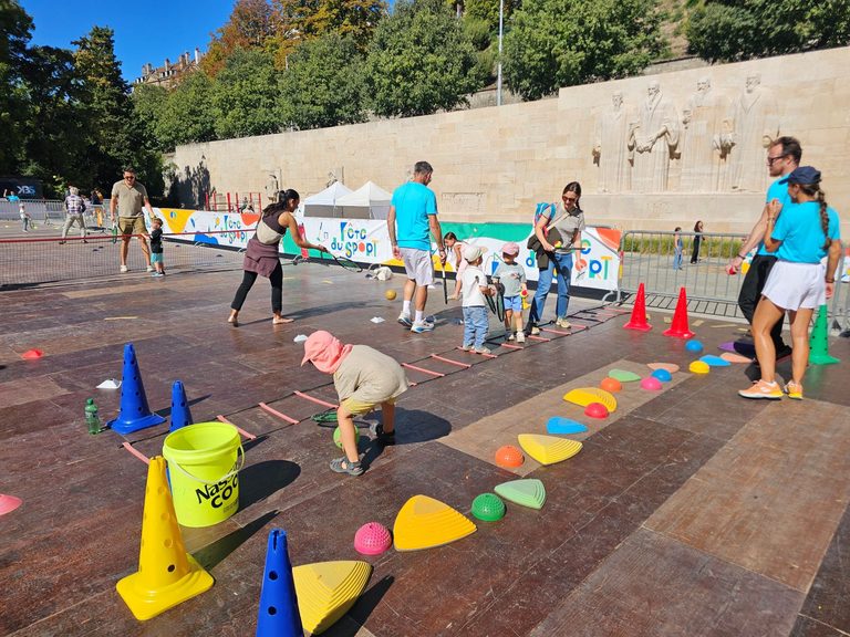 Du soleil et du tennis aux pieds du Mur des Réformateurs