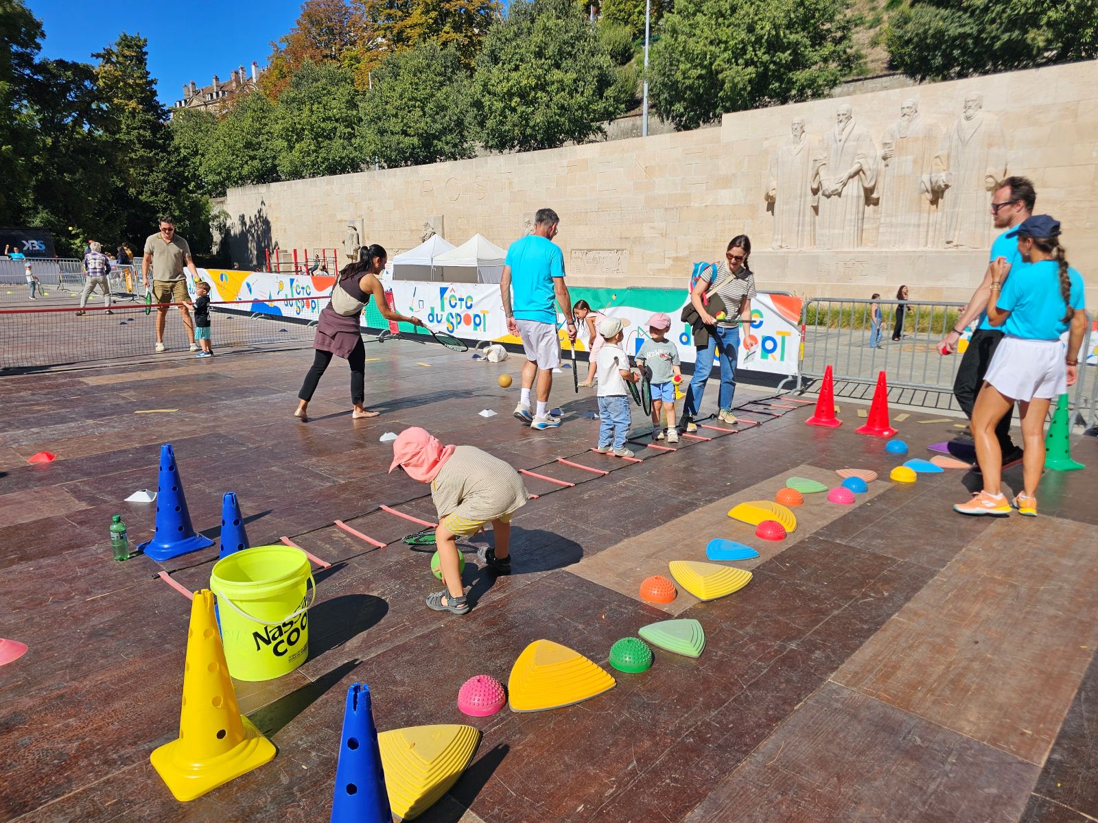 Du soleil et du tennis aux pieds du Mur des Réformateurs